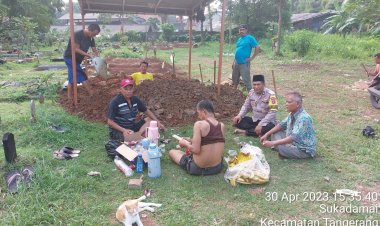 Personil Polsek Cikupa, Aiptu Mukhsodin Bhabinkamtibmas,Peduli Antar Sesama Dan Sambang Duka Ke Rumah Warga Yang Meninggal Di Kp Cirewed Desa Sukadamai Cikupa