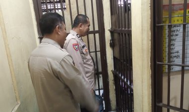 Pawas Piket Agus Lili. S dan Aiptu Mukhsodin    Antisipasi Hal-hal Yang Tidak Diinginkan, Anggota Polsek Cikupa Piket Jaga Cek dan Kontrol Ruangan Tahanan