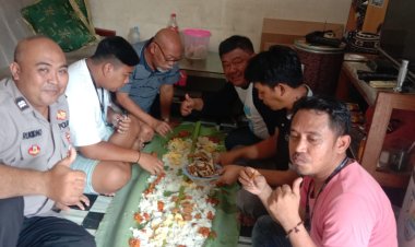 Dengan Cara Door To Door System/ Sambang, Aiptu Rukmono Bhabinkamtibmas Kelurahan Bunder Polsek Cikupa Mengajak Warga Agar Menjadi Mitra Polri Untuk Saling Menjaga Kamtibmas Wilayah.