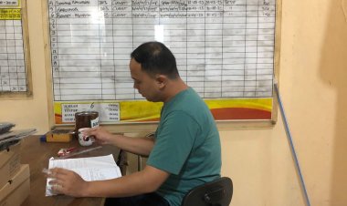 Polsek Cikupa, Brigadir Ibnu Dermawan Jaga Tahanan,Cek Buku Mutasi Tahanan, Ruang Tahanan, Pastikan Penjagaan Tahanan Dengan Baik