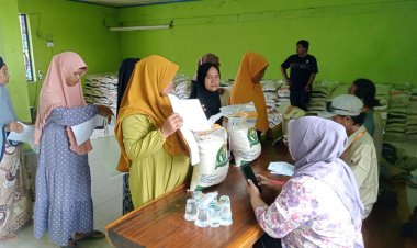 Sebanyak 769 KPM Warga Desa Buniayu Menerima Bantuan Beras Medium 10 Kg