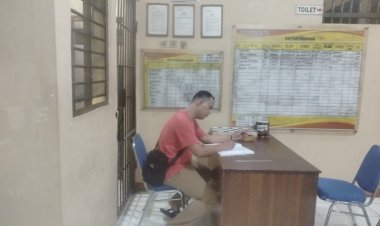 Personel Polsek Cikupa,Brigadir Ibnu Dermawan Piket Jaga Tahanan, Cek Ruang Tahanan, Pastikan Penjagaan Tahanan Berjalan Dengan Baik Dan Aman