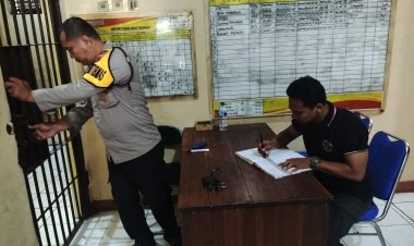 Piket Jaga Tahanan Memberisihkan Ruang Tahanan, Isi Buku Mutasi Polsek Cikupa Oleh Bripka Dieko A.SH,Serta Aiptu Mukhsodin,Tekankan Jaga Keamanan Dengan Baik Perhatikan Dalam Kesehatan