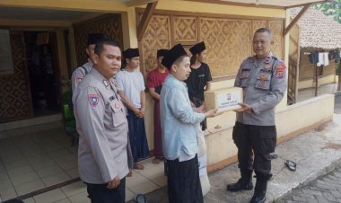 Bhabinkamtibmas melaksanakan giat *Kegiatan pemberian bantuan sembako ke Pesantren Salafi