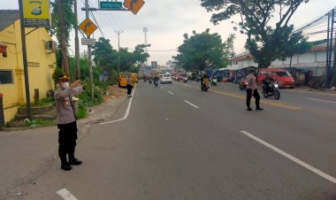 Kegiatan Protap Pagi Pengaturan Lalu Lintas Oleh Anggota Polsek Cikupa Serta Bhabinkamtibmas Mengantisipasi Kemacatan Pengguna Jalan