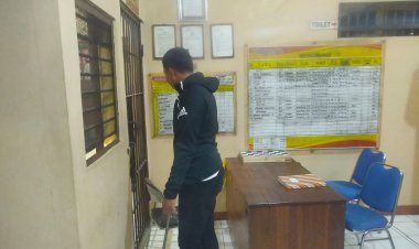 Personel Polsek Cikupa Cek Ruang Tahanan, Pastikan Penjagaan Tahanan Berjalan Dengan Baik Oleh Pawas Kanit Intelkam,Ipda Syaiful Rusdiansyah,SH