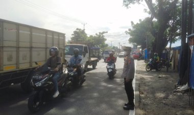 Wakapolsek Cikupa AKP Udiyano melaksanakan Gatur lalin Urai Kemacetan di Depan PT. Chingluh