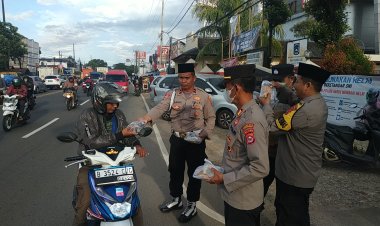 Polsek Cikupa Polresta Tangerang,Ajang Berbagi Keberkahan Di Bulan Suci Ramadhan Kepada Masyarakat Dengan 200 Bungkus Snack Yang Melintas Depan Mako Polsek Cikupa