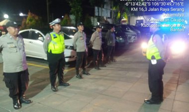 Kanit Lantas , Cek kesiapan Anggota piket malam Polsek Cikupa Polresta Tangerang dengan Apel Cipkon Tingkatkan Kewaspadaan Jelang Hari Raya Idul Fitri