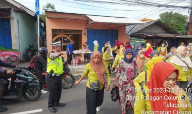 Kanit Lantas Polsek Cikupa Lakukan Pengaturan Lalulintas Urai Kemacetan Di Depan PT Chingluh