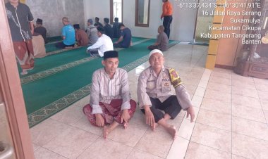 Bhabinkamtibmas Polsek Cikupa Polresta Tangerang Laksanakan Program Polda Banten Rukun Ulama Umaroh   Cikupa Kab. Tangerang - Dalam rangka menjaga keamanan dan ketertiban di masyarakat serta membangun sinergritas bersama tokoh agama, Bhabinkamtibmas Kel.SukamuLya Bripka Anwarudin melaksanakan program Kapolda Banten yaitu Rukun Ulama Umaroh dengan mengunjungi bapak Yudi, Sabtu (08/04/2023).  Dalam kesempatan tersebut Bripka Anwarudin Giat Rukun ULama Umaro Bersama warga Kp.Cikupa Rt.05 / 01 KeL.S