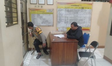 Bripka Bagus bersama Aiptu Mukhsodin Polsek Cikupa, Piket Jaga Tahanan, Cek Dan Lakukan Pengawasan Langsung Kondisi Ruang Tahanan Saat Jam Malam