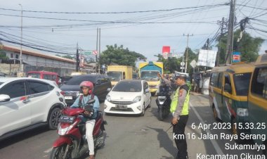 Personil Polsek Cikupa Memberikan Rasa Kenyamanan Terhadap Pengguna Jalan Dengan Pengaturan Arus Lalulintas Di Jalan Raya Serang Km 15,5 Perempatan Colombus