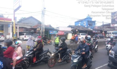 Urai kemacetan Anggota Polsek Cikupa Polresta Tangerang Melaksanakan Gatur Lalin pertigaan Kolombus Cikupa
