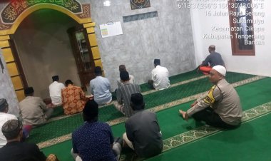 Bripka Anwarudin Bhabinkamtibmas Kel.Sukamulya Melaksanakan Giat Subuhan keLiLing Bersama warga