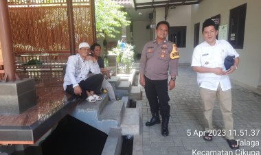 Bhabinkamtibmas Polsek Cikupa Polresta Tangerang Dalam Kegiatan Kunjungan Kepada Desa Binaan, Bertemu Dengan Kepala Desa Talaga H Nasarudin,SH