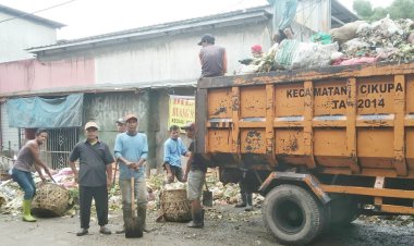 Pengangkutan Sampah Terus Di Lakukan Oleh Pengelola Pasar Tradisional Cikupa Menjelang Lebaran dioptimalkan