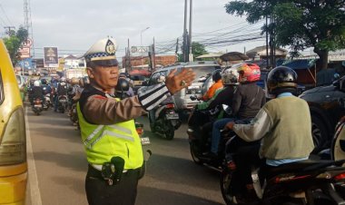 Urai kemacetan Anggota Polsek Cikupa Polresta Tangerang Melaksanakan Gatur Lalin Depan PT Chingluh