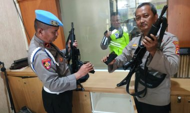 Pengecekan Tahanan,Kanit Lantas Ipda Udi Mahdi, Serta Kondisi Tahanan, Dan Pengecekan Senjata oleh Personil Piket Polsek Cikupa Polresta Tangerang Polda Banten, Kontrol Ruang Tahanan.