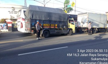 Anggota Propam Polsek Cikupa Melaksanakan Pengawasan,Personil Strong Poin Pengaturan Arus Lalulintas Supaya Memeberikan Kenyamanan Kepada Pengguna Jalan