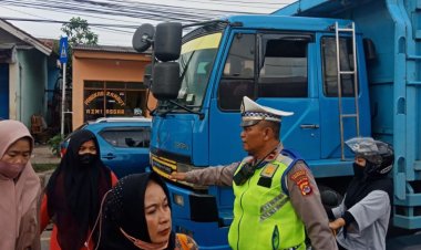 Bukti Pengabdian Polri Kepada Masyarakat, Unit Lantas Polsek Cikupa Polresta Tangerang Lakukan Protap Gatur Lalin Sore Hari di Jln Raya Serang  Depan PT Chingluh