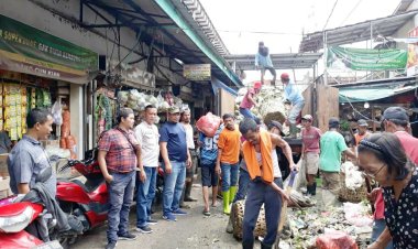 Pengelolaan Pasar Tradisional Cikupa Kerahkan 2 Truk Pengangkut Sampah Di Dalam Maupun Depan Sekitar Pasar Tradisional Cikupa, Desa Cikupa