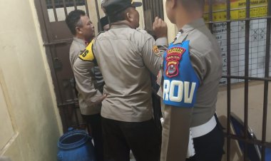 Pawas Polresta Iptu Junaedi Di Dampingi Pawas Polsek Cikupa Ipda Udi Muhdi Lakukan Pengecekan Tahanan Mako Polsek Cikupa