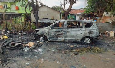Personil Polsek Cikupa pimpinan Kanit Sabara IPDA Purwanto Atasi Kebakaran Lapak Limbah Di Ds.Talagasari Kec.Cikupa Kab.Tangerang