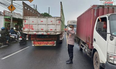 Kegiatan Protap Sore Pengaturan Lalu Lintas oleh Bhabinkamtibmas Polsek Cikupa Polresta Tangerang Polda Banten