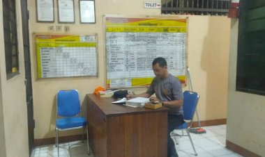 Cek Ruang Tahanan, Aipda Budiansyah Anggota Polsek Cikupa Polresta Tangerang Polda Banten, Tekankan Jaga Kebersihan Dan Kesehatan
