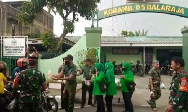 Koramil 05 Balaraja Kodim 0510 Tigaraksa Bersama Ibu Persit Berbagi Takjil Di Bulan Suci Ramadhan 1444 H