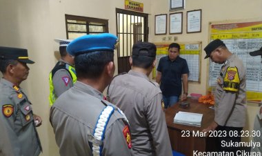 Wakapolsek Cikupa Cek Keamanan Serta Kondisi Tahanan, Dan Personil Piket Polsek Cikupa Polresta Tangerang Kontrol Ruang Tahanan