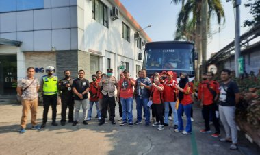 Wakapolsek Pimpin Keberangkatan Massa Serikat Buruh PUK KASBI PT. KMK GS I dan KASBI PT. CLI ke Kantor Kemenaker RI di Jakarta Selatan dalam rangka Aksi Unjuk Rasa