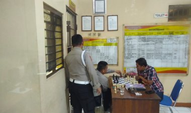 Personel Polsek Cikupa Cek Ruang Tahanan, Pastikan Penjagaan Tahanan Berjalan Dengan Baik