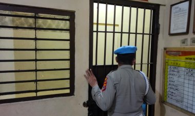 Personel Polsek Cikupa Cek Ruang Tahanan, Pastikan Penjagaan Tahanan Berjalan Dengan Baik