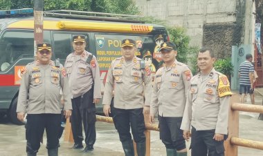 Kapolsek Cikupa Akp Imam Wahyu Pramono,S.IK Dengan Sigap Langsung Pengecekan Lokasi Banjir Perum Bukit Tiara Desa Pasir Jaya, Kecamatan Cikupa, Kabupaten Tangerang