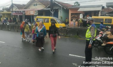 Kegiatan Protap Gatur lalin anggota Polsek Cikupa, di Depan PT CHINGLUH