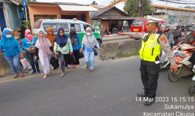Antisipasi Kemacetan, Kanit Lantas Polsek Cikupa Ipda Udi Muhdi, Beri Pelayanan Prima, Dengan Melaksanakan Protap Gatur lalin Pada Sore Hari Dan Anggota Lantas