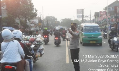 Pelayanan Pada Masyarakat, Polsek Cikupa Polresta Tangerang Polda Banten Melakukan Pengaturan Lalu Lintas Pagi Hari Di Saat Melaksanakan Beraktipitas Kerja