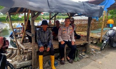 Kanit Binmas Polsek Kronjo Polresta Tangerang Sambangi Warga di Kampung Pesisir Kronjo