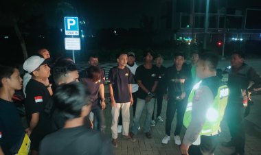 Patroli Malam Hari Dengan Memberikan Himbauan Kepada Masyarakat Yang Masih Diluar Rumah Oleh Personil Polsek Cikupa Polresta Tangerang Polda Banten.