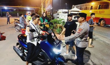 Kapolsek Cikupa Akp Imam Wahyu Pramono,S.IK Memberikan Teguran Kepada Pengendara Motor Yang Tidak Memakai Helm