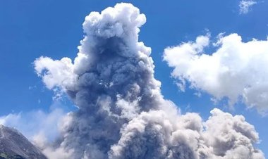 Gunung Merapi keluarkan awan panas guguran ke arah Kali Bebeng/Kali Krasak