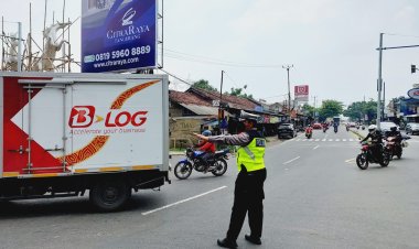 Kegiatan Strong Point Gatur Lalin Anggota Lantas Polsek Cikupa Polresta Tangerang Polda Banten Di Jln Raya Serang Depan Kantor kecamatan Cikupa Lama