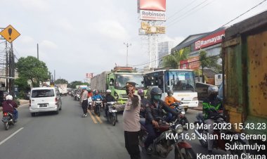 Kegiatan Strong Point Gatur Lalin Anggota Lantas Polsek Cikupa Polresta Tangerang Polda Banten Berikan Rasa Aman kepada Pengguna Jalan