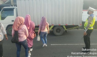 Melaksanakan Kegiatan Strong Point Gatur Lalin Anggota Polsek Cikupa Polresta Tangerang Polda Banten, Antisipasi Kemacetan Pengguna Jalan