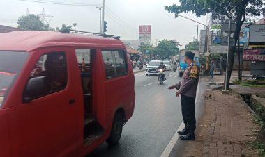Personil Polsek Cikupa Polresta Tangerang Lakasankan Strong Point Gatur Arus Lalin Di Beberapa Titik Kemacetan