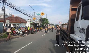 Anggota Lalu lintas Polsek Cikupa Polresta Tangerang Polda Banten Laksanakan Protap Pengaturan Arus Lalu lintas