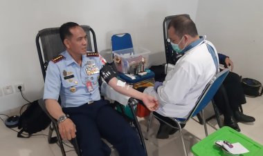 Komandan Lanud Husein Satranegara Mengikuti Donor Darah di Bandara Husein Satranegara