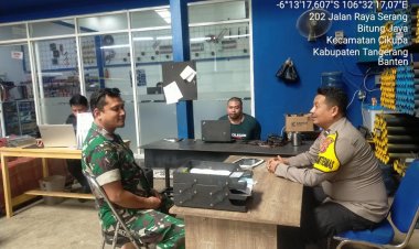 Anggota Bhabinkamtibmas Polsek Cikupa Sambang Kepada Warga Desa Bitung Jaya   Mengajak Saling Menjaga Kamtibmas